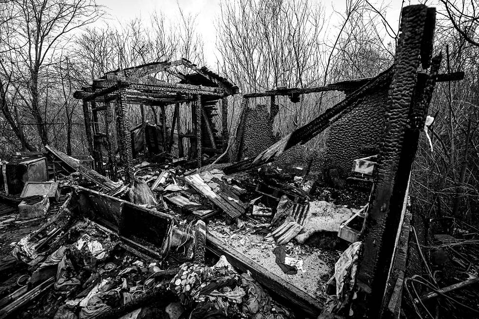 Eine ausgebrannte ehemalige Obdachlosensiedlung am Rande von Slatiny in der Nähe des Sumpfes.