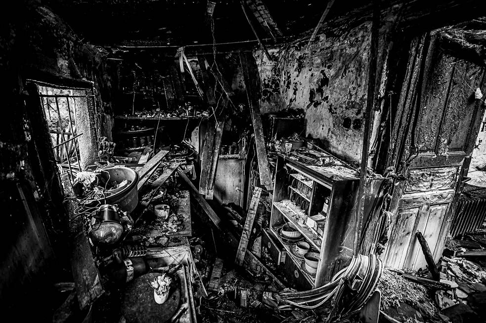 Im Inneren des ausgebrannten Hauses im Zentrum von Slatiny.