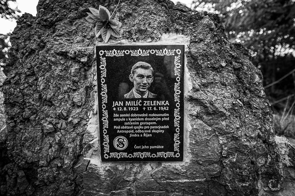 Die ersten Pfadfinder trafen sich am sogenannten Hus-Stein. Zu dieser Zeit lag Slatiny außerhalb von Prag, einst begann hier der Krč-Wald. Der Pfadfinder und Verbindungsmann der Operation Anthropoid [Codename für das Attentat auf Reinhard Heydrich am 27. Mai 1942] nahm sich hier das Leben.