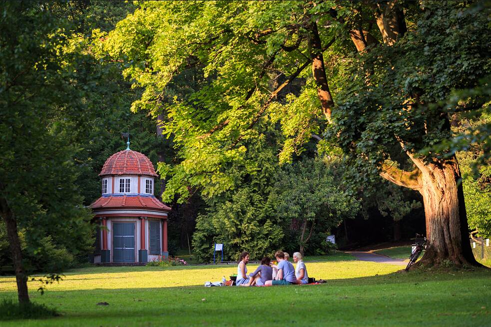 Auf den vielen Grünflächen in der Stadt kann man die Natur genießen und Pausen einlegen. 