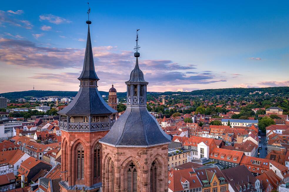 Die Türme der Johanniskirche und ein Ausblick über die Stadt. 