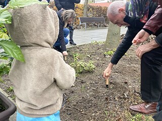 „Během obřadu na podzim jsme například i sázeli cibulky tulipánů. Vnímám v sázení silnou symboliku, že skrze pozůstalé může díky uvědomění žít dál – a vykvést jako tulipány na jaře – to, co na zesnulém milovali. Skrze pozůstalé tu může růst láska zesnulých.“