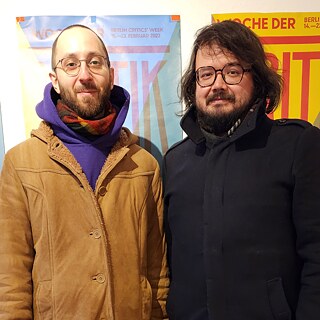 Dennis Vetter ist Filmkritiker, Moderator und Programmkurator sowie Mitbegründer der "Woche der Kritik" in Berlin, der Berliner Kritikerwoche. Seit 2020 ist er der künstlerische Leiter und Teil des Kuratorenteams. Mathieu Li-Goyette ist ein in Montreal lebender Filmkritiker, Filmkurator und Chefredakteur des Online-Filmmagazins Panorama-cinéma.