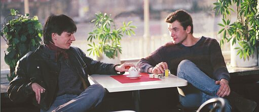Eine Szene aus dem Film: die beiden Protagonisten Philipp und Matthias sitzen zusammen in einer Bar