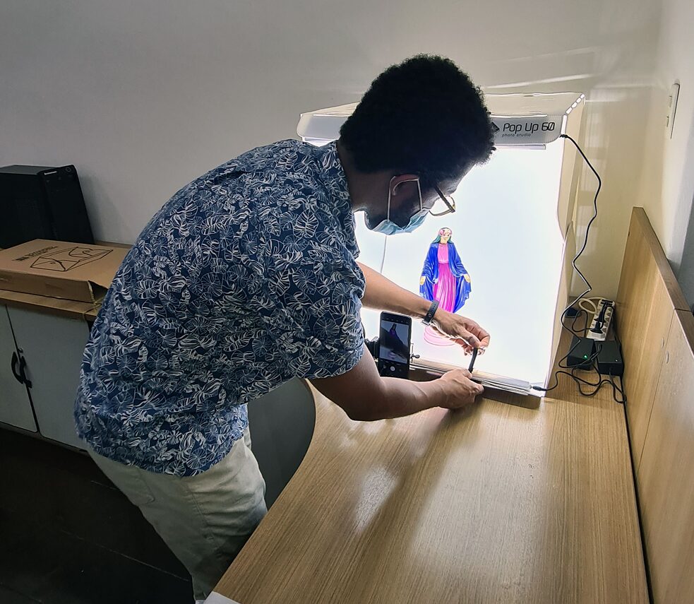 Wallace Amaral del Centro de Digitalización del Instituto Moreira Salles prepara la estación de digitalización de objetos tridimensionales para la capacitación del equipo del Museu da Capitania de Ilhéus.
