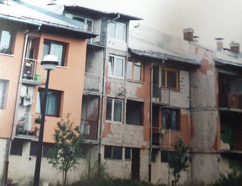 Das Wohnhaus in Sarajevo, in dem Vesna und ihre Familie lebten. Vesna nahm dieses Bild nach dem Krieg auf.
