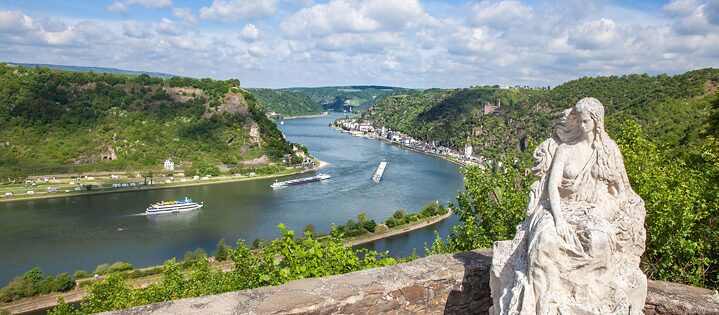 Ein schöner Wassergeist verwirrte die Schiffer und ließ so manches Boot kentern – so die Sage der Loreley. 