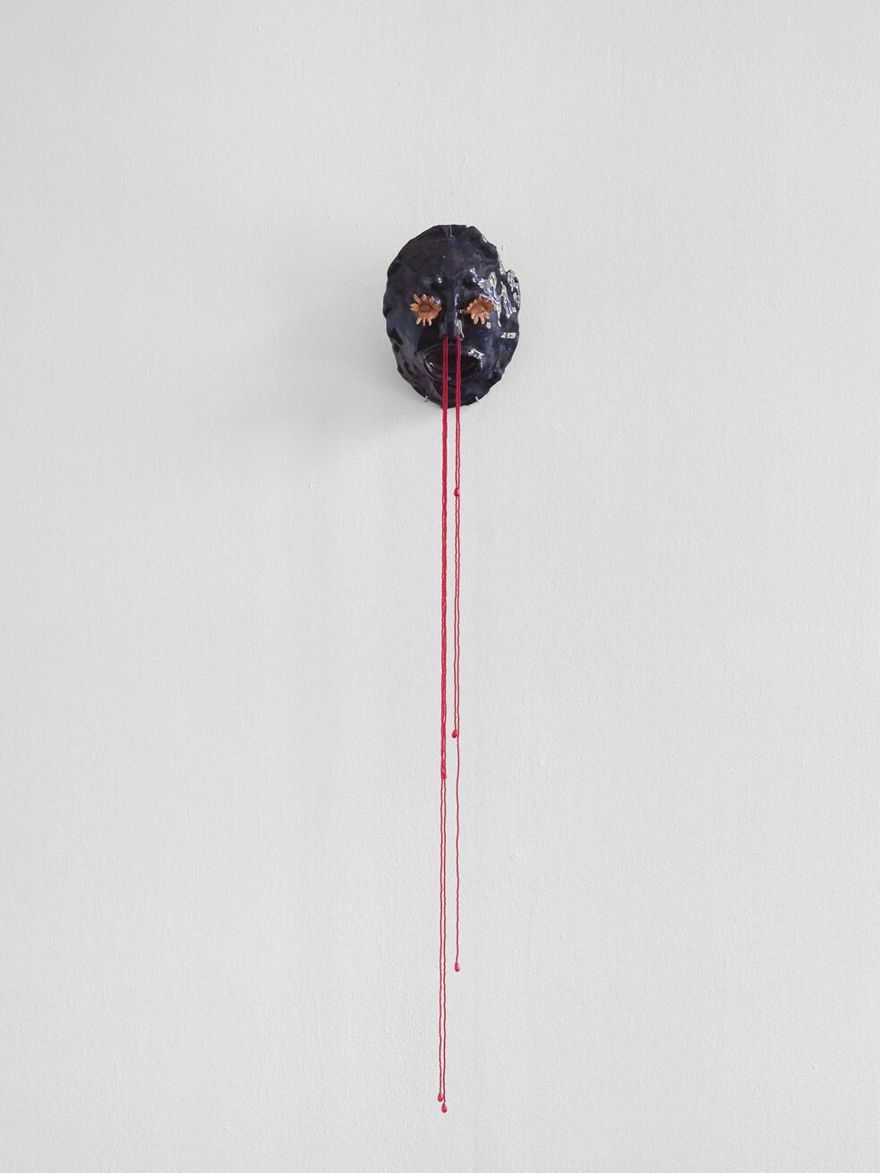 Ausstellungsansicht: Vasilisa Palianina,„The Face“, 2023. Skulptur: Keramik, Glasur, Glasperlen