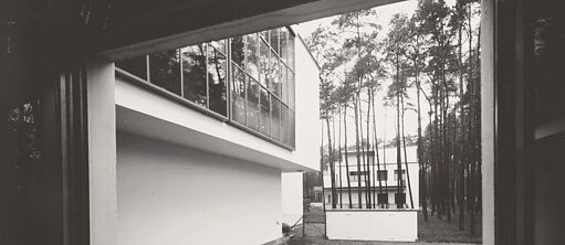 Lucia Moholy: Blick aus dem Fenster von Lucie Moholy, Dessau, 1926