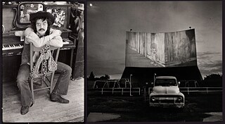Links Terry Allen, rechts das Chalk Hill Drive-in Theater am Highway 80 in Dallas, Texas