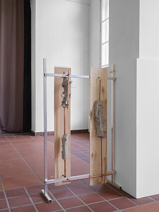 Ausstellungsansicht: Anastazja Palczukiewicz, „Displaced“, 2023 Mixed-Media-Installation (3-teilig)
