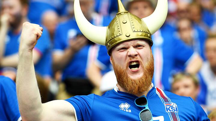 Ein Fan der isländischen Nationalmannschaft mit Wikinger-Hut