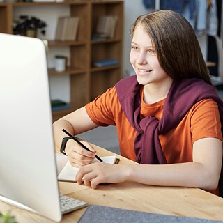 Дівчинка бере участь в онлайн-зустрічі