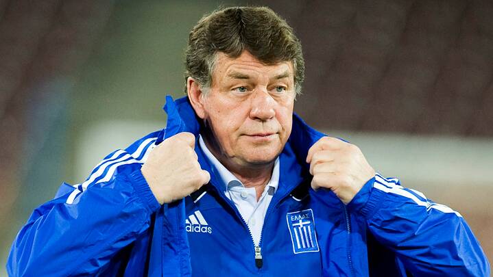 Der ehemalige griechische Nationaltrainer Otto Rehagel richtet sich seine königsblaue Trainingsjacke zurecht.