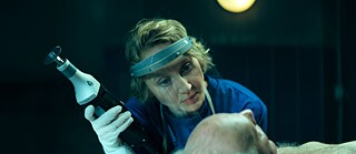 Blum (Anna Maria Mühe) prepara el cadáver de Eberhard Pichler (Robert Sadil) para el sepelio. Lleva una sierra para huesos en la mano.