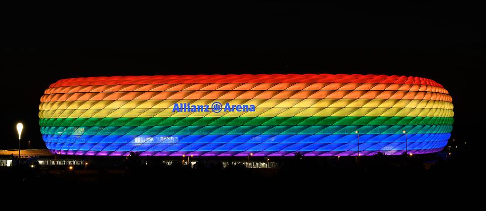 Während der EM 2021 hatte die UEFA es verboten – am Christopher Street Day schmückte dann aber doch noch ein Regenbogen die Münchner Arena.