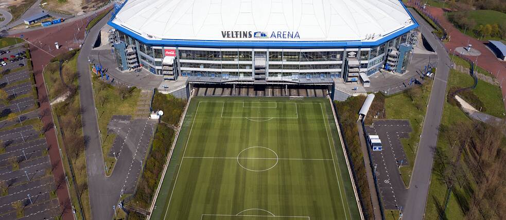 Modulares Stadion: Der Rasen der Schalker Arena lässt sich ein- und ausfahren und das Dach auf- und zuschließen.