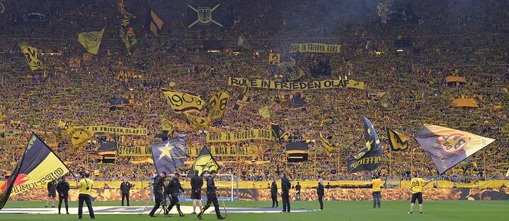 La “gelbe Wand”, la “parete gialla” dei 25.000 posti in piedi occupati dai tifosi del Borussia Dortmund.