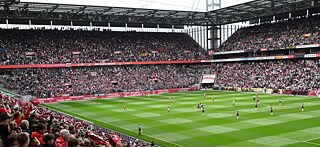 Besucherrekord in der deutschen Frauen-Bundesliga: 38.000 Zuschauer*innen besuchten im April 2023 die Partie 1. FC Köln gegen Eintracht Frankfurt.