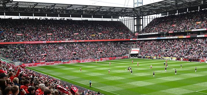 Record di presenze per la Bundesliga femminile: 38.000 spettatori per la partita tra 1. FC Köln e Eintracht Frankfurt nell’aprile 2023.
