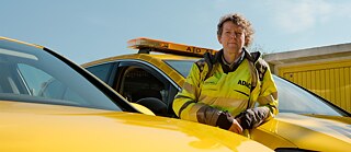 Straßenwachtfahrerin Kathleen Andersohn mit ihrem ADAC-Auto