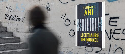 House wall with book cover: Ani: Lichtjahre im Dunkel