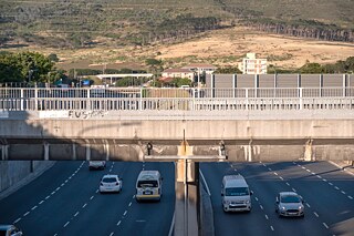 Die N2 ist die längste Nationalstraße Südafrikas. Die 2.255 Kilometer lange Straße beginnt in Kapstadt und führt entlang des Indischen Ozeans nach Kwazulu-Natal (Provinz im Osten), biegt dann ins Landesinnere ab und endet in Ermelo in Mpumalanga (Provinz im Norden von Kwazulu-Natal).