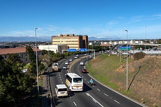 In der Hospital Bend (Krankenhauskurve) in Kapstadt mündet der Nelson-Mandela-Boulevard in die N2 auf der linken und die M3 auf der rechten Seite.