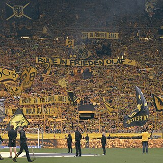 Die „Gelbe Wand“ – das sind 25.000 Stehplätze voller Dortmund-Fans.