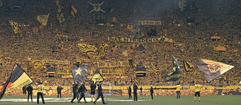 Die „Gelbe Wand“ – das sind 25.000 Stehplätze voller Dortmund-Fans.