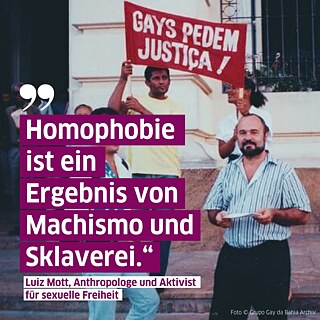 Protest von Luiz Mott und einem Mitglied der Grupo Gay da Bahia vor dem Justizpalast in Salvador gegen hassbasierte Morde an Menschen aus der queeren Szene in Brasilien im Jahr 1995.