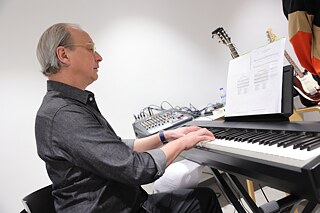 Jens-Karsten Stoll spielt Klavier