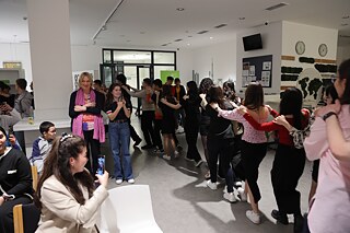 Schüler*innen bewegen sich tanzend durch den Raum