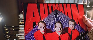 Standbild aus dem Film The Big Lebowski zeigt das LP Cover der Band Autobahnshowing the Autobahn Album cover