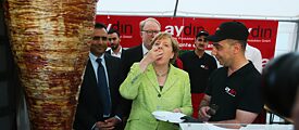 Była kanclerz Niemiec Angela Merkel próbuje kawałek kebabu 
