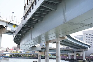 Der insgesamt 327 Kilometer lange Metropolitan Expressway von Tokyo zeichnet sich durch seine schlangenartigen Kurven aus