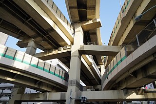 The Metropolitan Expressway is the hub of the Japanese economy. Its appearance is reminiscent of the Yamata no orochi, an eight-headed dragon from Shinto mythology. Its eight tails are said to have extended across eight valleys and eight mountains.