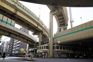 When you take a stroll through the city, the Metropolitan Expressway suddenly looms into view between the buildings. At first it seems alien – but once you become accustomed to it, it’s as much a part of the cityscape as the convenience stores.