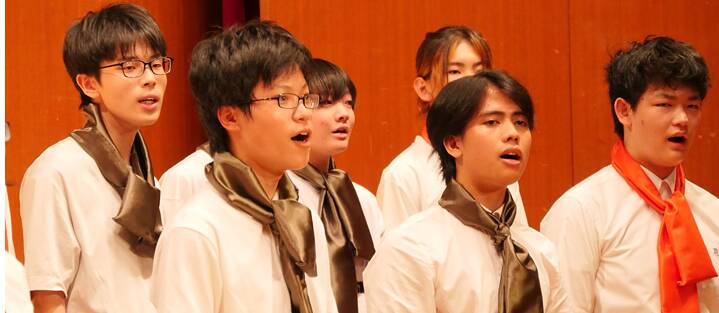 Ein Chor aus PASCH Schüler*innen singt.