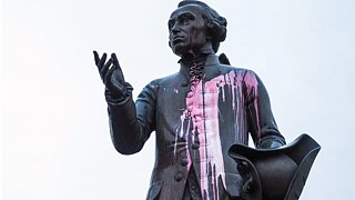 Kant-Statue mit pinker Farbe beworfen