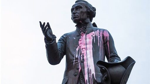 Kant-Statue mit pinker Farbe beworfen