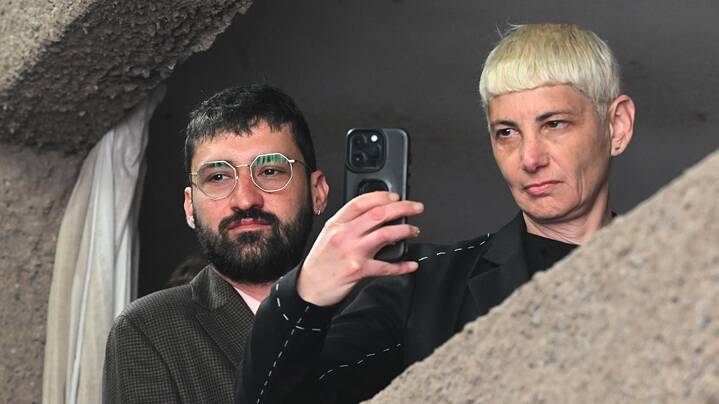 האמן ארסאן מונדטאג (משמאל) והאמנית הישראלית יעל ברתנא בעת פתיחת הביתן הגרמני בוונציה 
