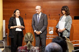 Der Bürgermeister von Málaga Francisco de la Torre Prados zu Besuch in der Cities Ahead Academy. Auf dem Foto mit der Stadträtin für Kultur Mariana Pineda (links) und Antonia Blau, Leiterin des Goethe-Instituts Madrid  (rechts).