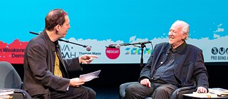 Paul Holdengräber und Werner Herzogs Diskussion auf der Thomas Mann House Konferenz über „Künste in Krisenzeiten: Die Rolle der Künstler in geschwächten Demokratien“ Los Angeles November 2023    