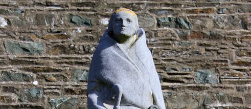 Die Statue des Heiligen Kilian neben der St. Kilian Kirche, Mullagh.