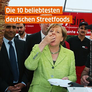 Angela Merkel probiert ein Stück Dönerfleisch