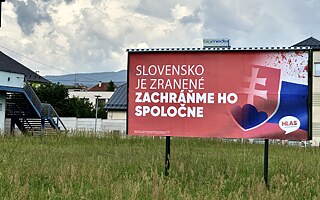 Wahlplakat in der zentralslowakischen Stadt Detva der Partei Hlas des designierten Präsidenten Peter Pellegrini: „Die Slowakei ist verletzt. Retten wir sie gemeinsam“