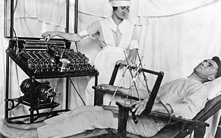 Ein frühes Beispiel für die Elektrokrampftherapie (EKT), der sogenannte Bergonische Stuhl.
