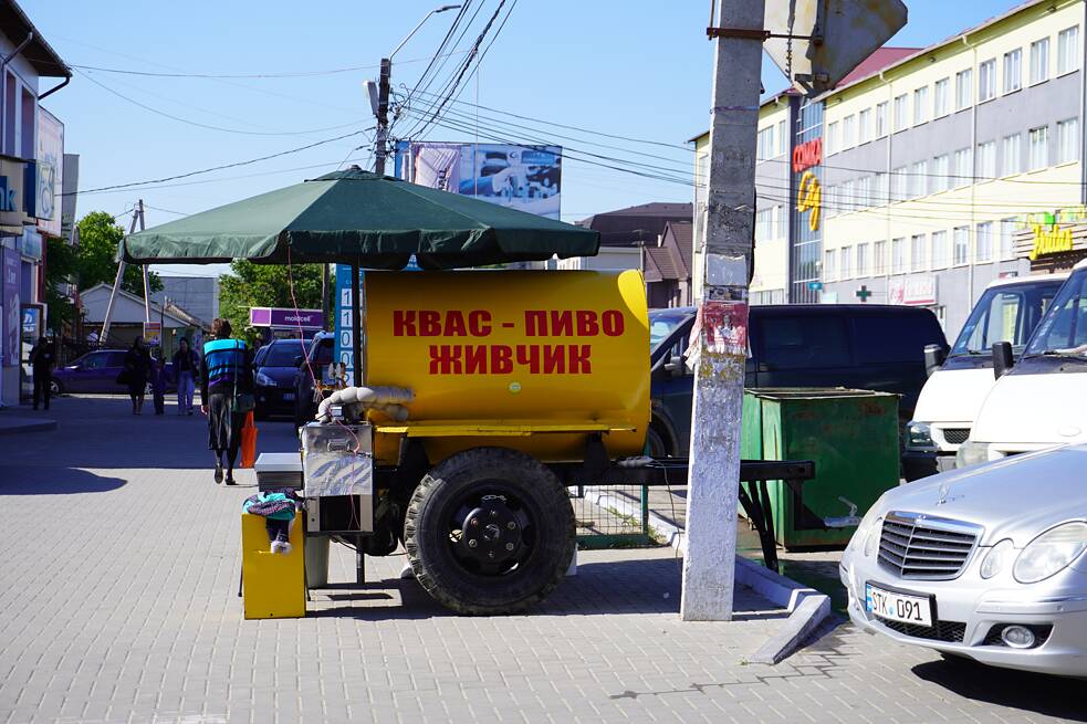 Квас, пиво та український лимонад «Живчик» пропонують у центрі гагаузької столиці Комрат.