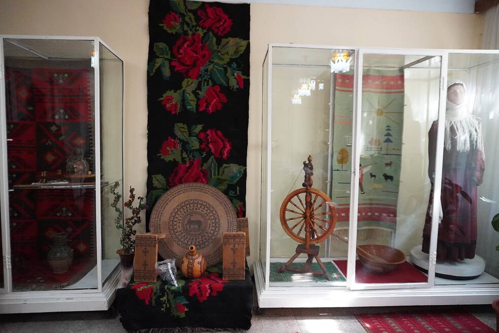Kunsthandwerk und eine traditionelle gagausische Tracht im Museum für Regionalgeschichte in Comrat.